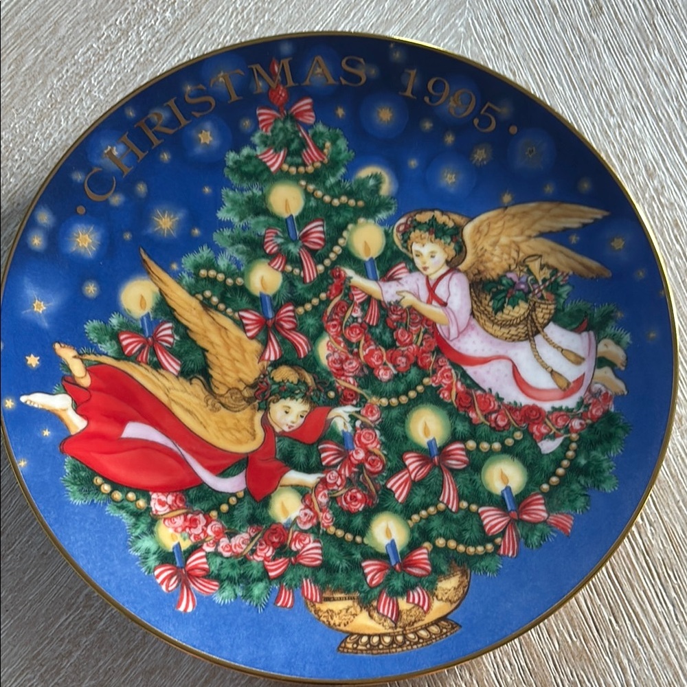 Avon Trimming the Tree 1995 Christmas Plate
